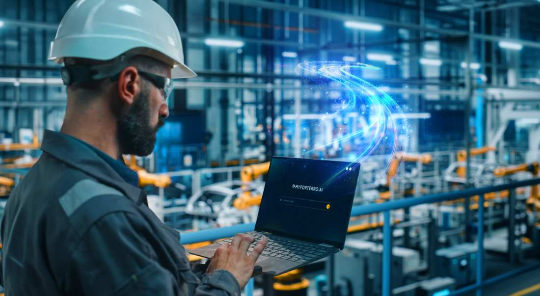 Visuel source Forterro : un opérateur utilise un ordinateur dans un environnement industriel